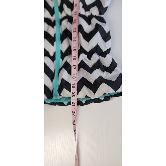 Self Esteem Girls Geometric Design Puffer Vest in Large - Picture 4 of 9